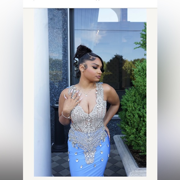 Selling my prom dress for 800 it’s negotiable size medium. - Picture 2 of 3